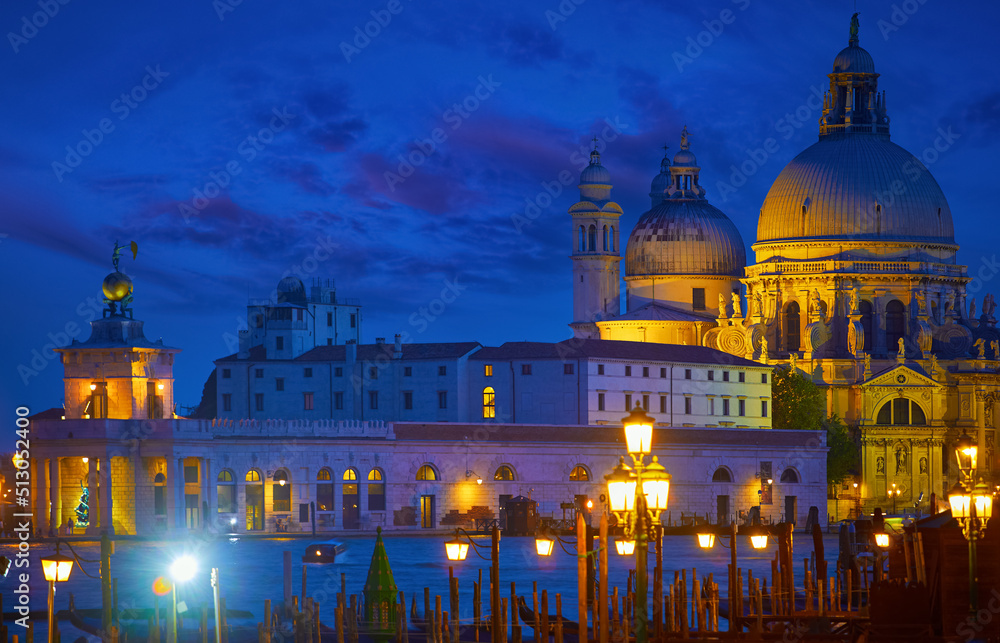 Φωτογραφία Nighttime panorama of cathedral of Santa Maria della Salute in Venice old town, Italy