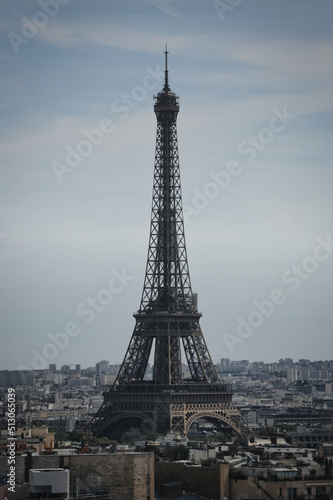 konstruktion Eiffelturm in Paris mitten in der Stadt umgeben von vielen Häusern in düsterer Stimmung mit Himmel