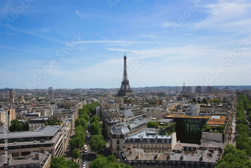 Tour Eiffel/EIffelturm in Paris im Zentrum umgeben von Häußern und Dächern