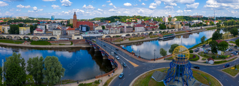 Panorama centrum miasta Gorzów Wielkopolski, widok na bulwar wschodni nad rzeką Warta, most staromiejski i część zawarcia z wieżą widokową Dominanta	 - obrazy, fototapety, plakaty 