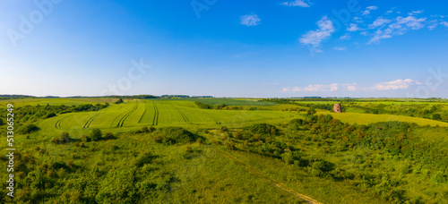 Letni, panoramiczny widok z lotu ptaka na zielone pola i wzgórza niedaleko miejscowości Czechów i miasta Gorzów Wielkopolski