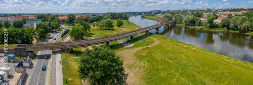 Żelazny most kolejowy nad rzeką Warta w mieście Gorzów Wielkopolski, w tle dzielnica Zamoście. 