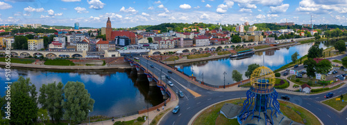 Panorama centrum miasta Gorzów Wielkopolski, widok na bulwar wschodni nad rzeką Warta, most staromiejski i część zawarcia z wieżą widokową Dominanta	