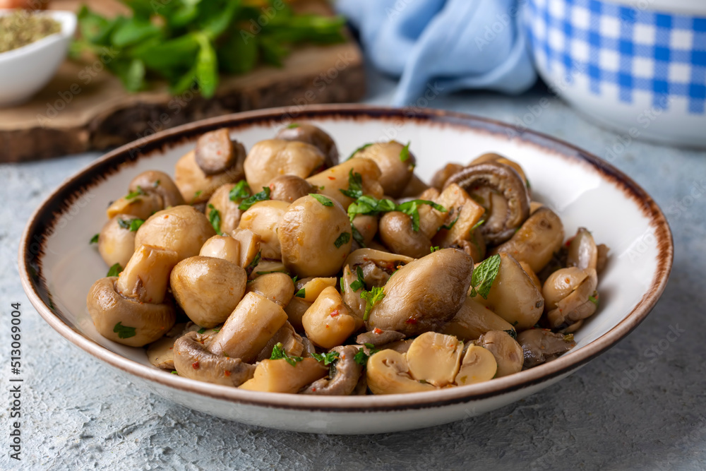 Saute delicious mushrooms (Turkish name; Mantar sote) Saute delicious mushrooms (Turkish name; Mantar sote)