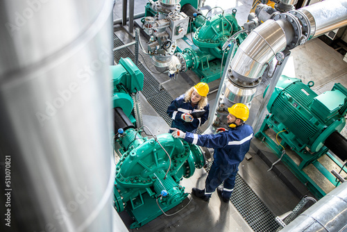 Billede på lærred Refinery workers or engineers inspecting gas pipes and generators functionality