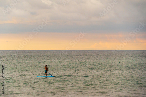 Silueta de hombre parado sobre el mar.  © Gabriela
