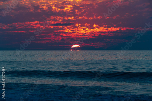 Sol poniendose en el mar photo