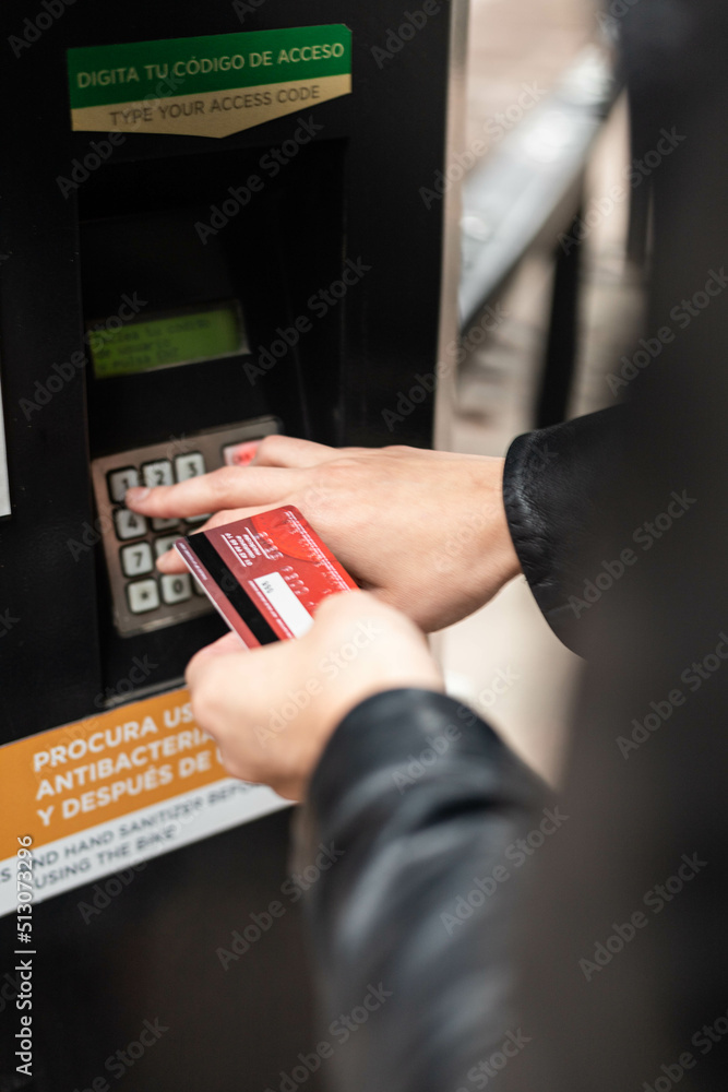 Acercamiento a una tarjeta de crédito pagando un parquímetro Acercamiento a una tarjeta de crédito pagando un parquímetro