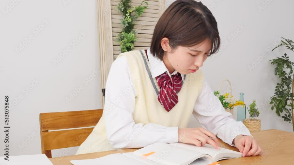 自宅で勉強する女子高生
