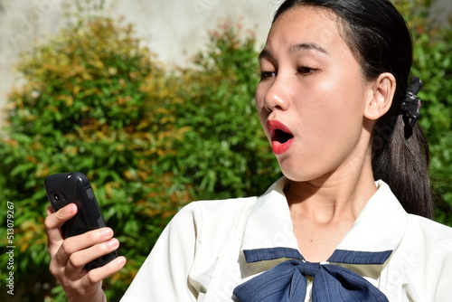 Foto A Surprised Youthful Diverse Person