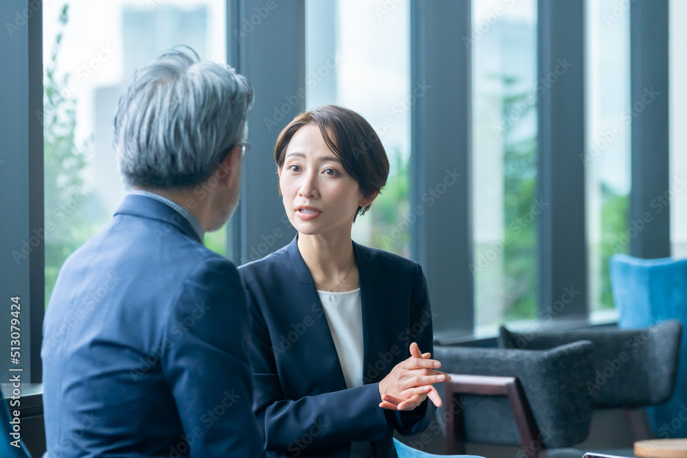 Obraz premium 話をする日本人女性