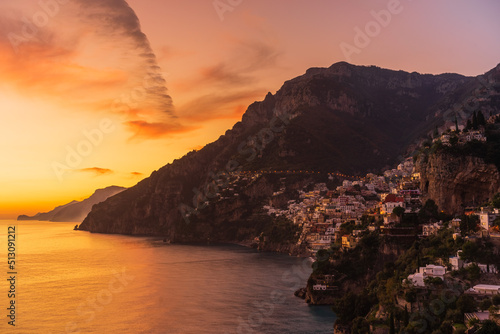 Włochy wybrzeże Amalfi o zachodzie słońca