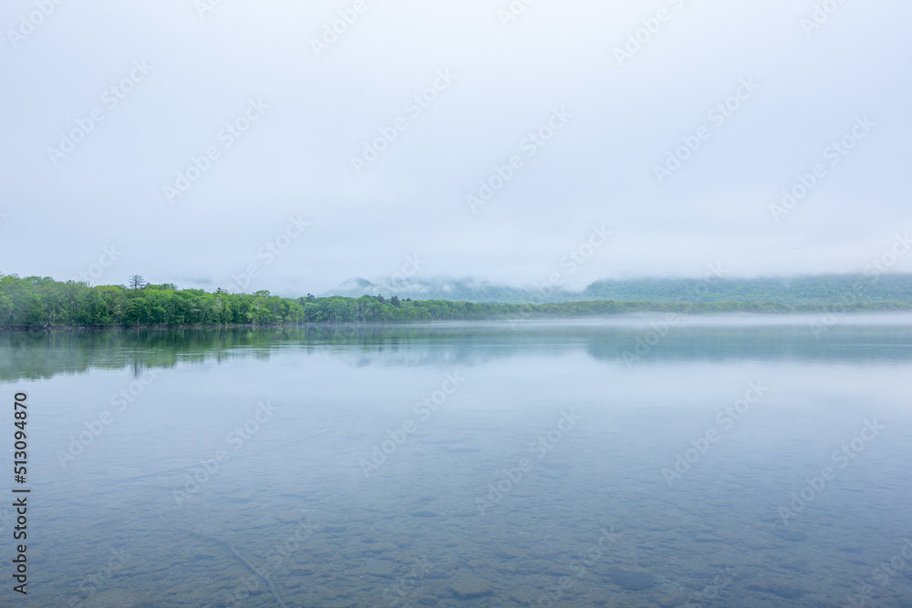 曇り空の下の湖。日本の北海道の屈斜路湖。