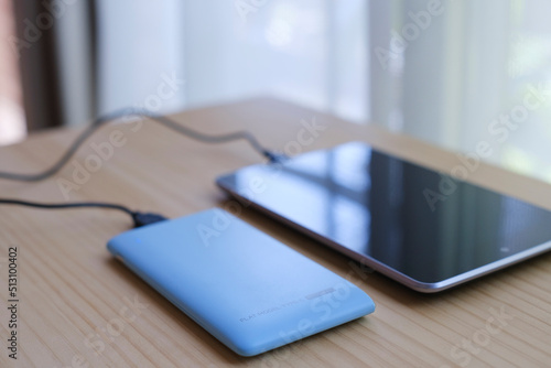 タブレットと水色のモバイルバッテリー１５