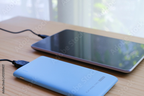 タブレットと水色のモバイルバッテリー１４