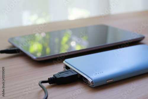 タブレットと水色のモバイルバッテリー１０