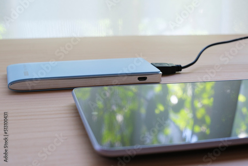 タブレットと水色のモバイルバッテリー５