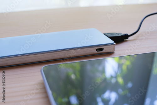 タブレットと水色のモバイルバッテリー３