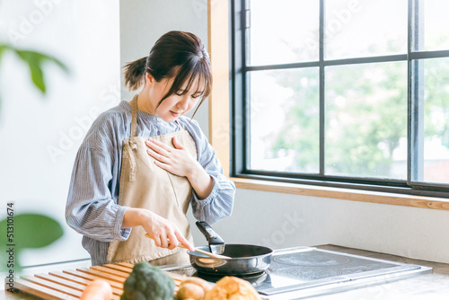 料理中に体調不良になる女性（心臓・肺）
 photo