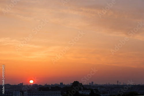 日の出　住宅地の朝　早朝　朝焼け　朝日　太陽 © iwasaki