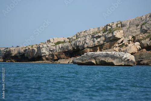Cuadro en lienzo Foto di una scogliera di pietra bianca, con grande masso simile a un isolotto al