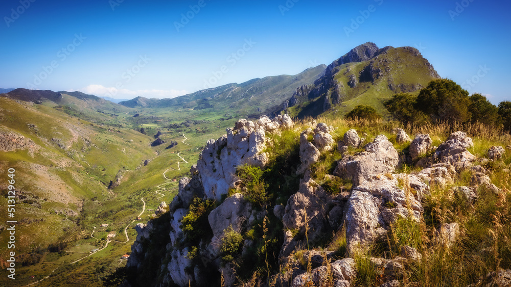 Fototapeta premium sicilian spring countryside hill landscape