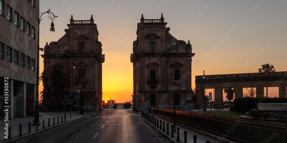 Φωτογραφία Sunrise in the Old Town of Palermo in Sicily, Italy in Europe