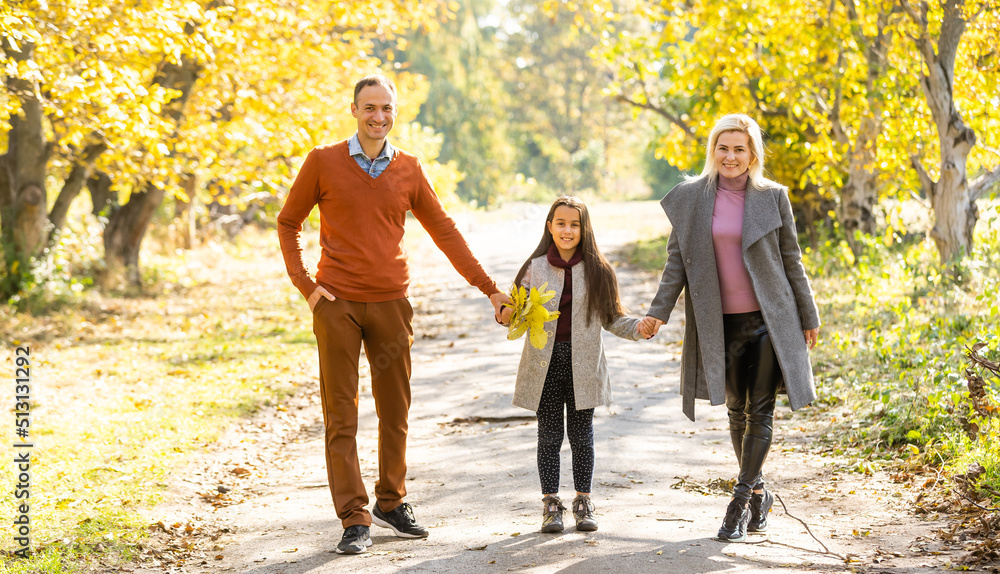 Obraz premium Family playing in autumn park having fun