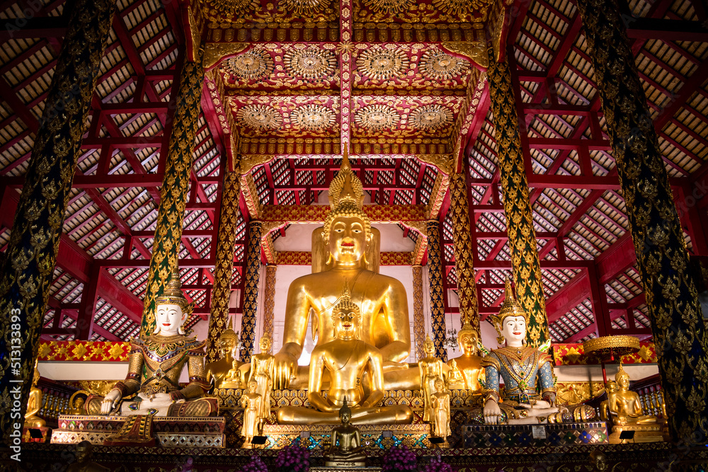 Gran estatua dorada de buda, en templo tailandés	