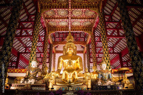 Gran estatua dorada de buda, en templo tailandés 