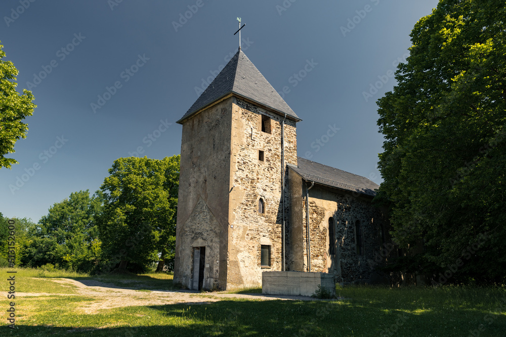 St. Rochus in Wollseifen auf der Dreiborner Hochfläche in der Eifel im Sommer 
