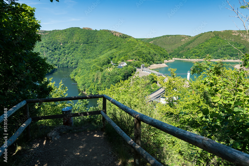 Blick vom Aussichtspunkt auf die Urfttalsperre mit Obersee vom Rursee und Urft im Nationalpark Eifel im Sommer Blick vom Aussichtspunkt auf die Urfttalsperre mit Obersee vom Rursee und Urft im Nationalpark Eifel im Sommer