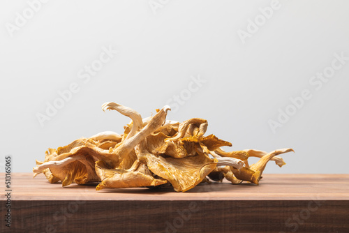 Trockenpilze auf Holzbrett, getrocknete Austernpilze auf einem Haufen photo