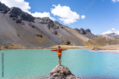 Turista rubia en la laguna del Ausangate en la ciudad del Cusco.