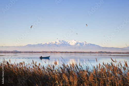 Les pêcheurs et les cabanes de l'Étang de Canet-en-Roussillon.
