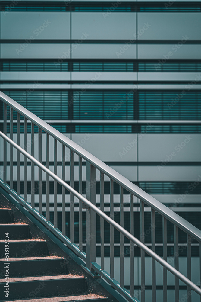 Treppenaufgang mit Bürogebäude im Hintergrund Treppenaufgang mit Bürogebäude im Hintergrund