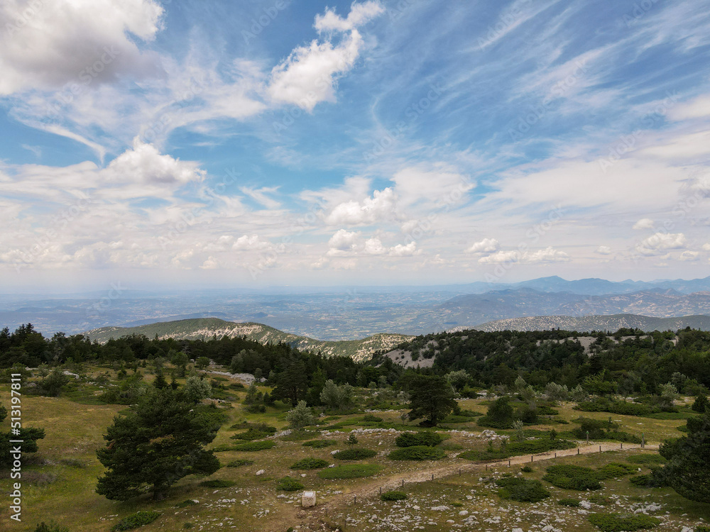 vue des montagnes en été depuis le Mont Serein