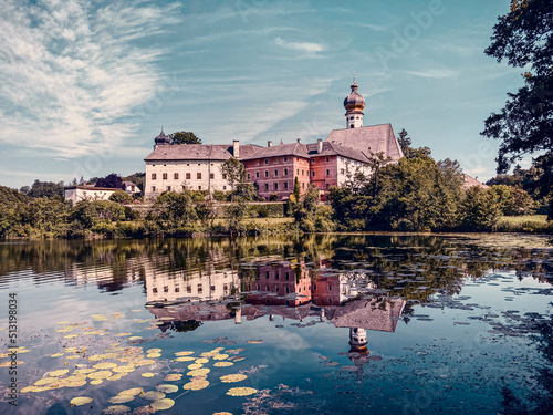 Fototapete Kloster Höglwörth spiegelt sich im See