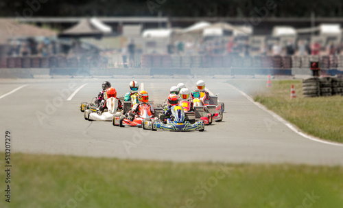 Start eines Kartrennens mit Rennkarts auf einer Kartbahn / Kartstrecke / Rennstrecke