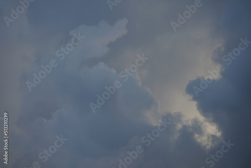 Bedeckt und wolkig, nur Himmel mit abendlicher Lichtstimmung nach einem Regen