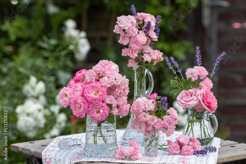 Foto Rosensträuße in Pink in Kristallgläsern im Garten