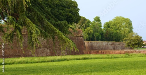 Mura di Lucca, con prato verde davanti, Toscana, Italia, Europa