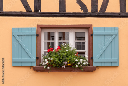 Fachwerkhaus, Fenster, Blumenschmuck photo