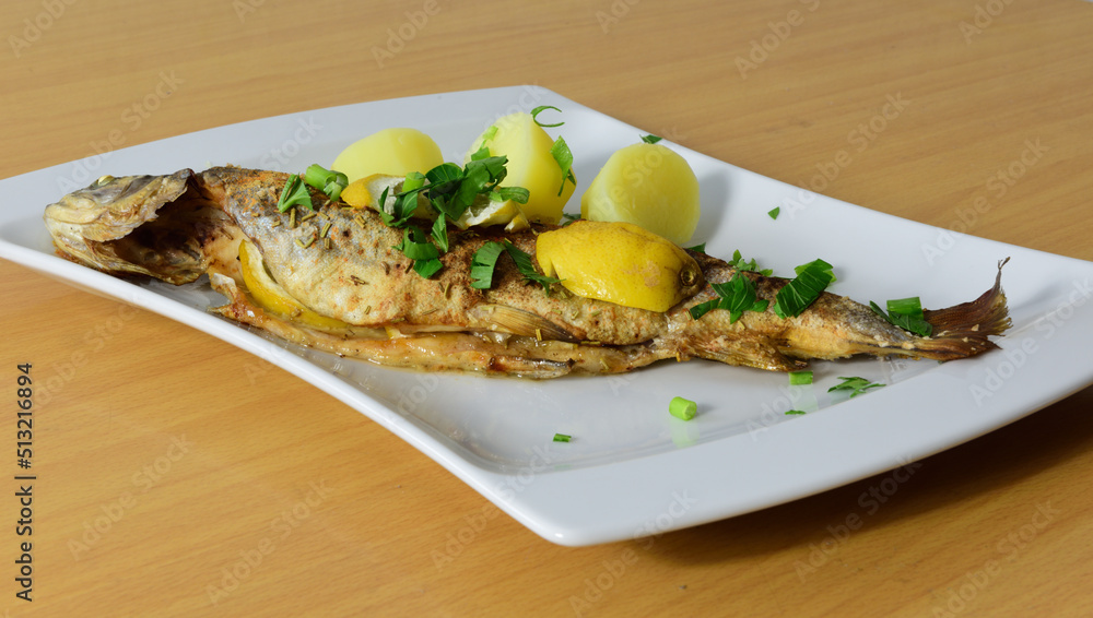 gebratene Forelle mit Petersilienkartoffeln und Zitronen Stock Photo ...