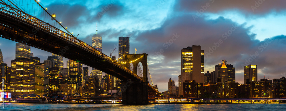 Fototapeta premium Brooklyn Bridge and Manhattan at night