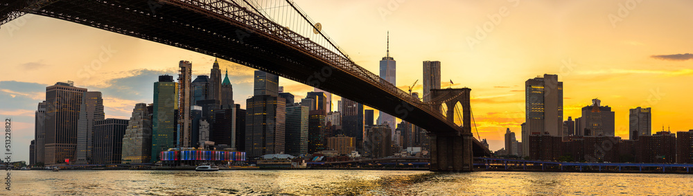 Obraz premium Brooklyn Bridge and Manhattan at sunset