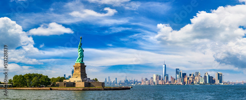 Billede på lærred Statue of Liberty against Manhattan