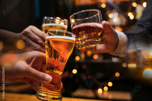 Photo food and drink male friends are happy drinking beer and clinking glasses at a bar or pub