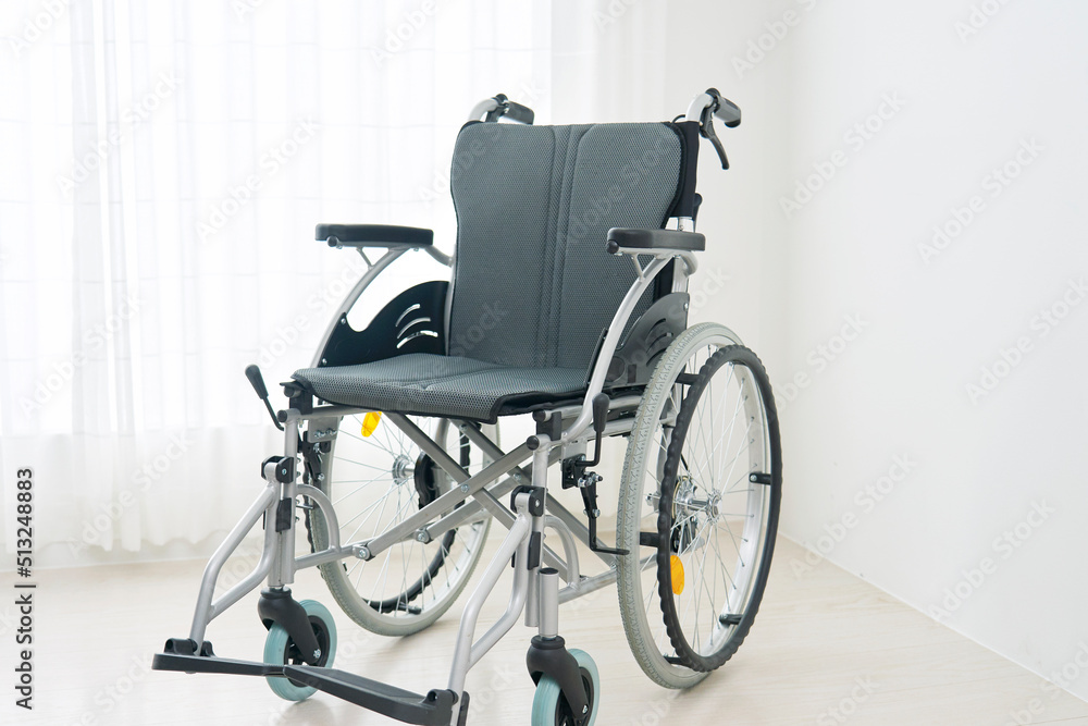 Fototapeta premium 室内の無人の車椅子