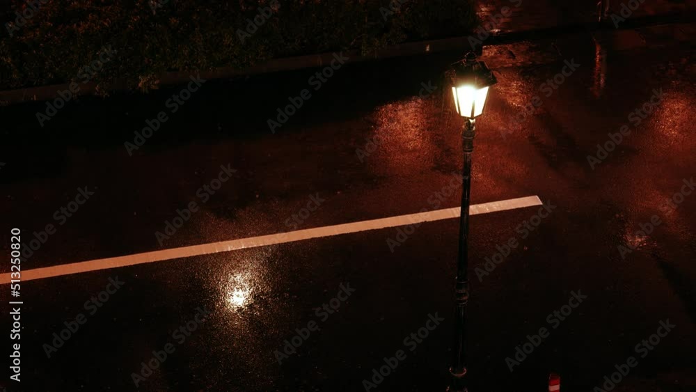 雨の夜に街灯の下を走る自動車(音声あり) Stock Video | Adobe Stock